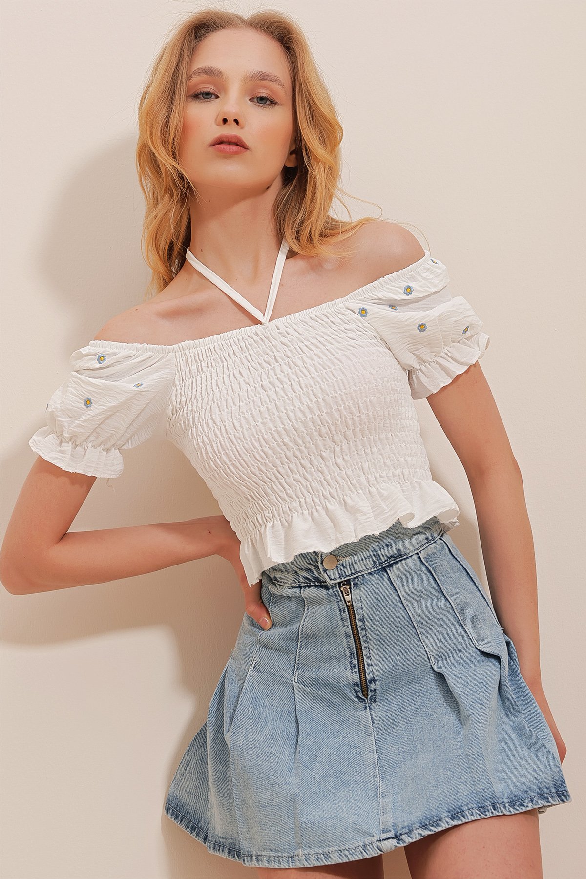 Kare Yaka Çiçek Nakışlı Balon Kol Önü Gipeli Crop Bluz - BEYAZ