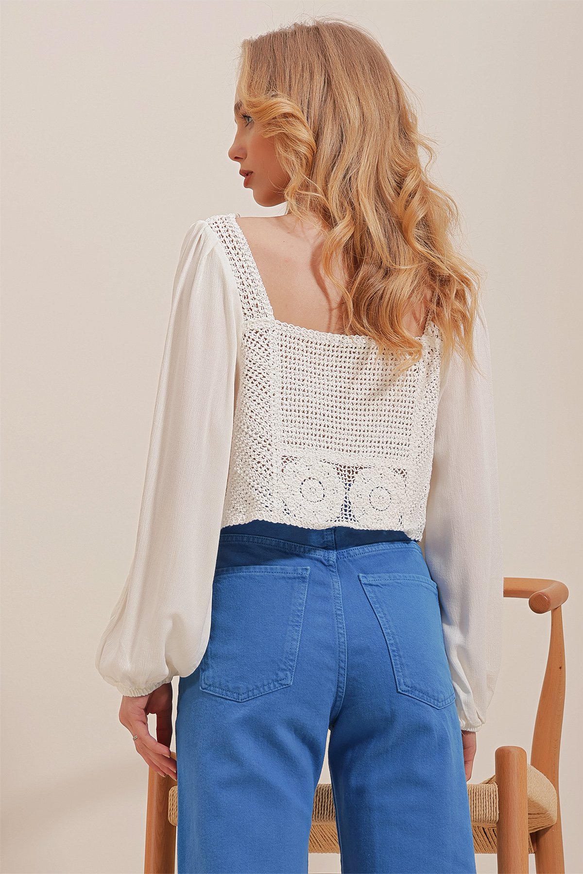 Kare Yaka Çiçek Nakışlı Kroşata Crop Dokuma Bluz - BEYAZ
