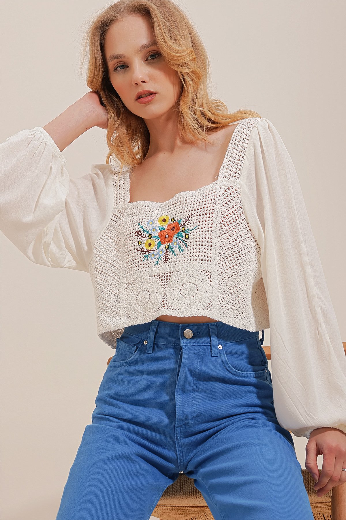 Kare Yaka Çiçek Nakışlı Kroşata Crop Dokuma Bluz - BEYAZ