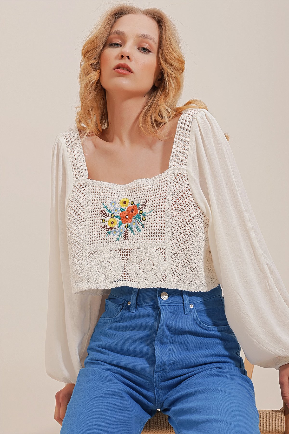Kare Yaka Çiçek Nakışlı Kroşata Crop Dokuma Bluz - BEYAZ