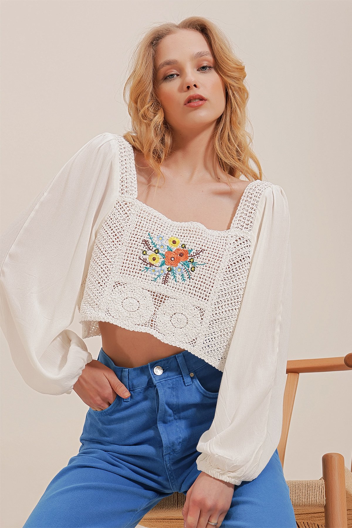Kare Yaka Çiçek Nakışlı Kroşata Crop Dokuma Bluz - BEYAZ