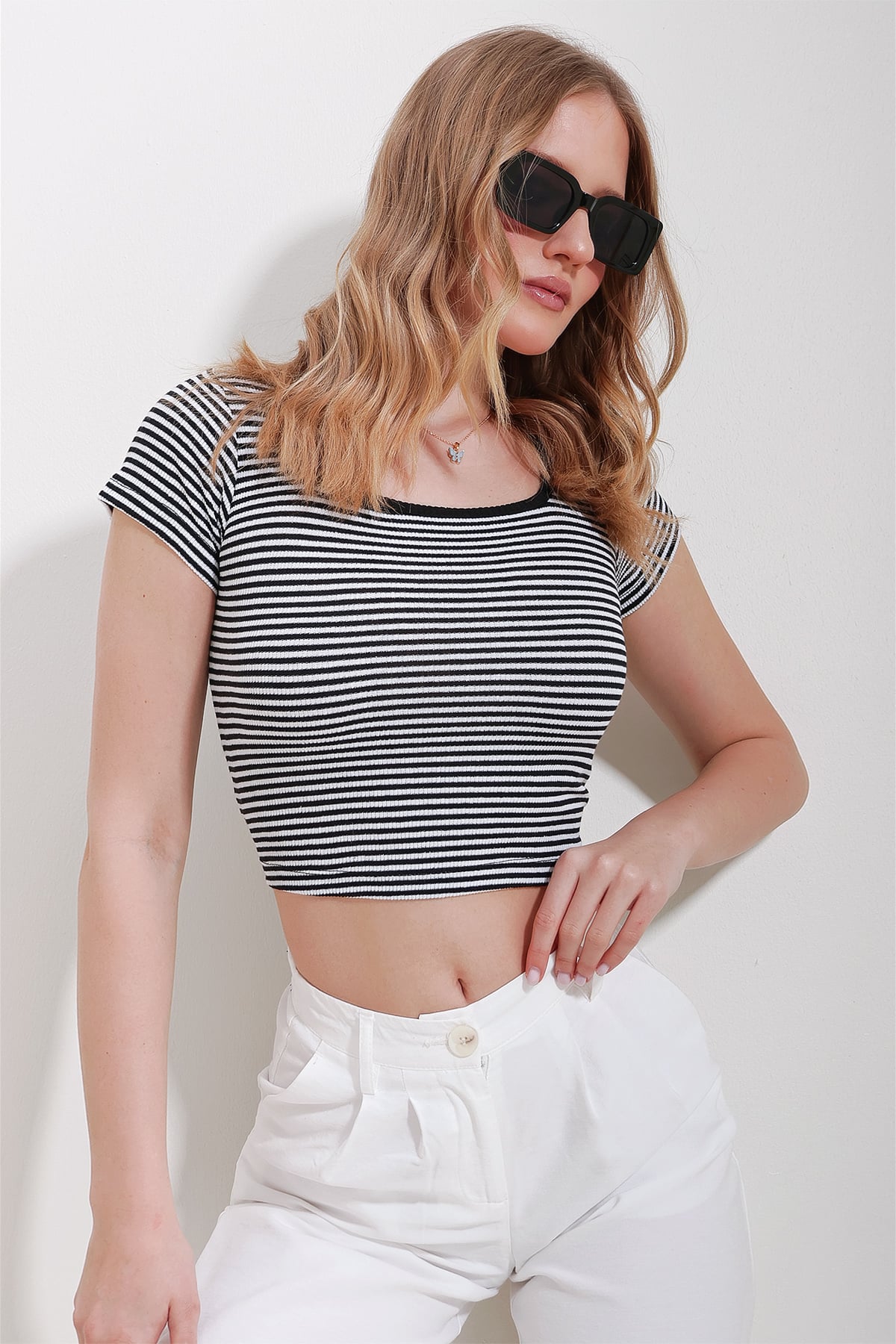 Kare Yaka Çizgli Crop Bluz - Siyah