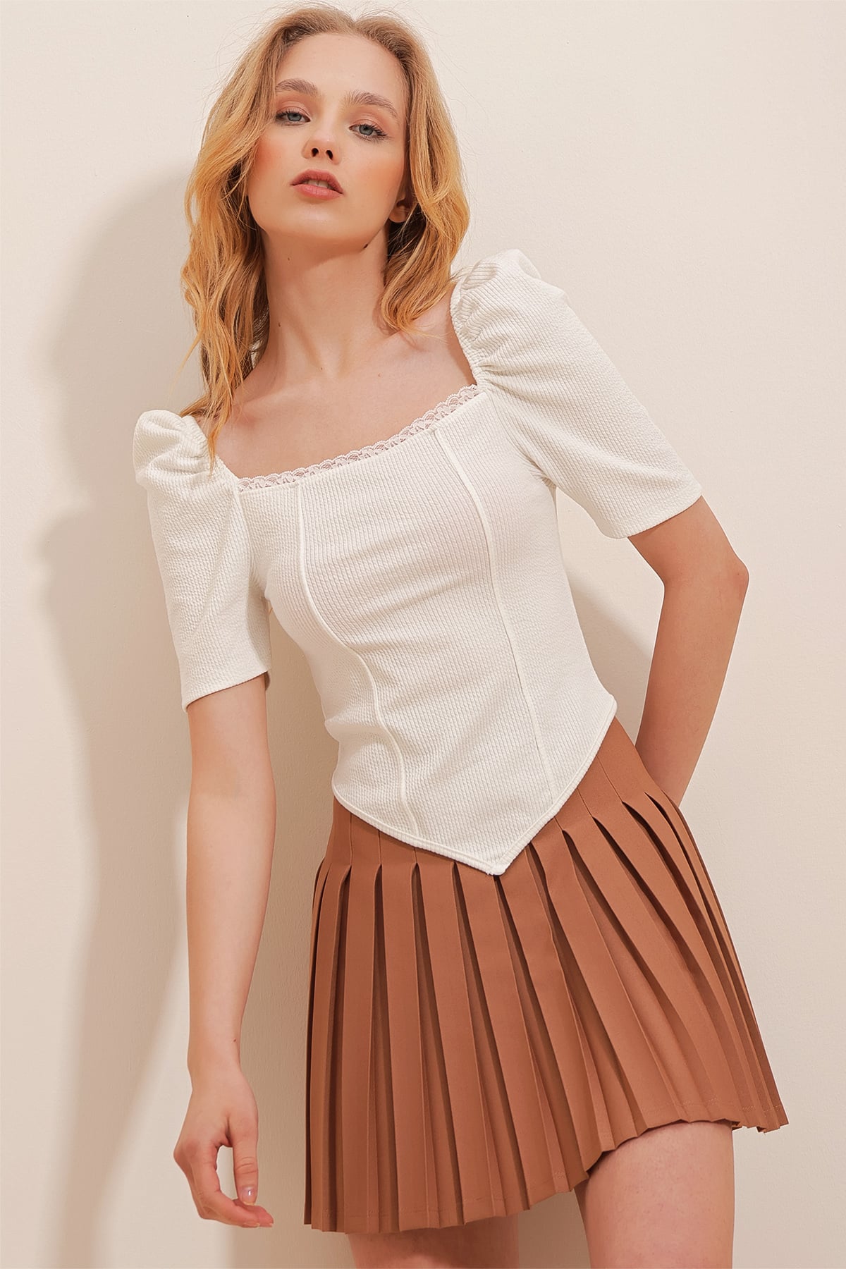 Kare Yaka Dantel Detaylı Asimetrik Kesim Crop Örme Bluz - BEYAZ