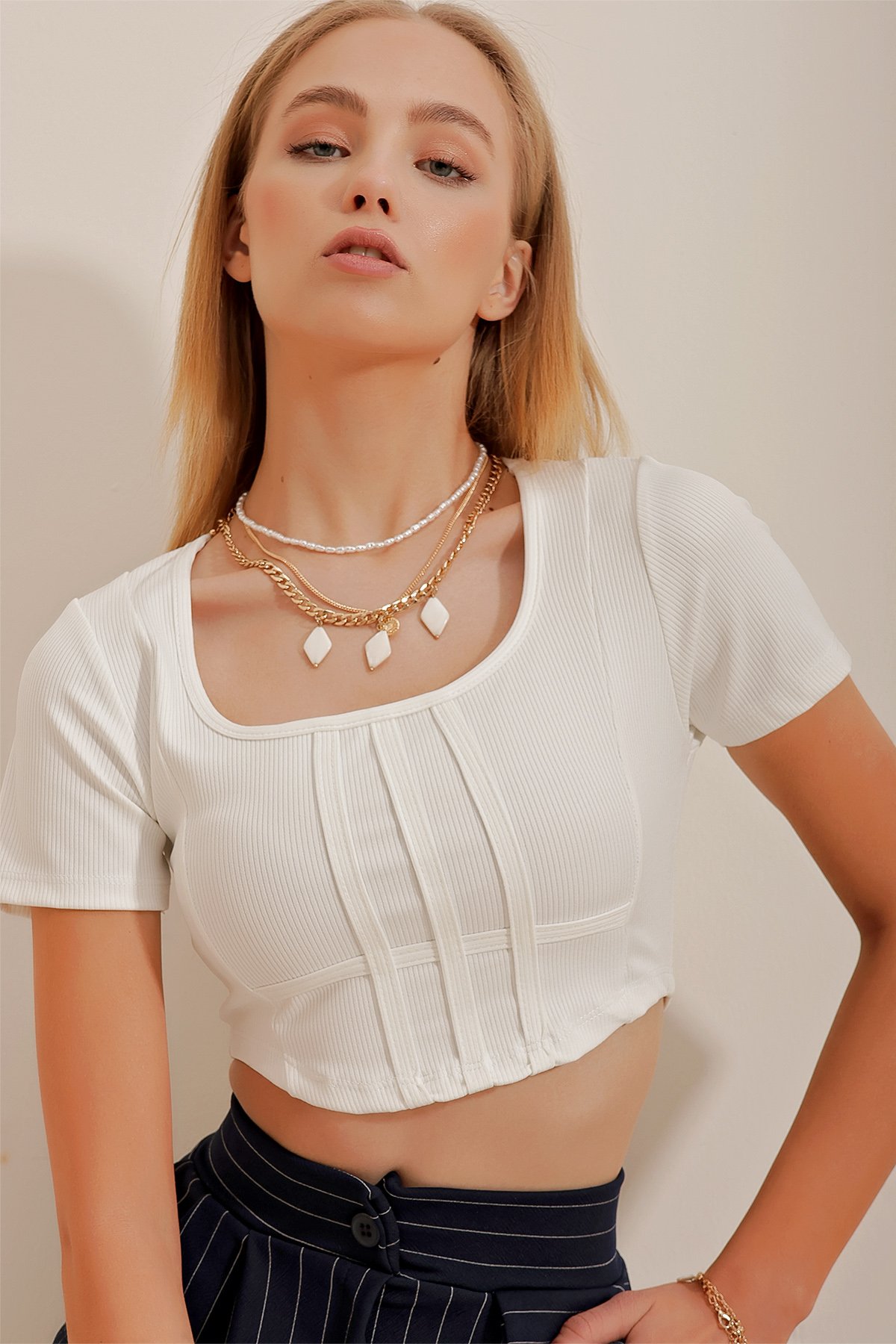 Kare Yaka Dikiş Detaylı Crop Bluz - Beyaz