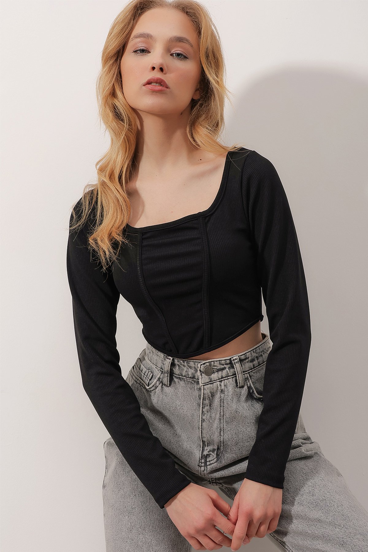 Kare Yaka Dikiş Detaylı Crop Örme Bluz - Siyah