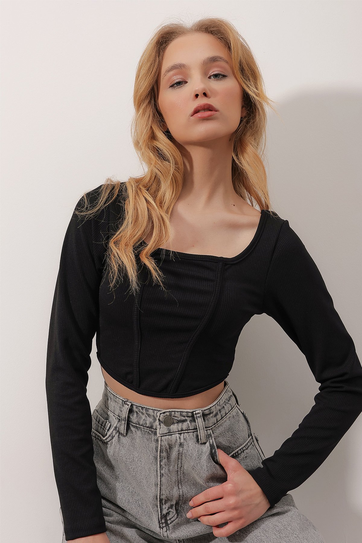 Kare Yaka Dikiş Detaylı Crop Örme Bluz - Siyah