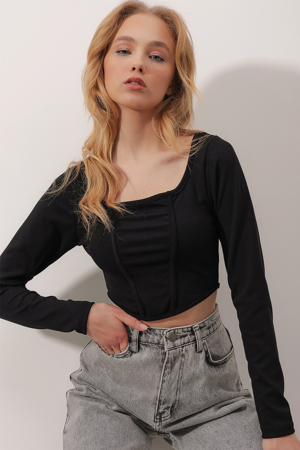 Kare Yaka Dikiş Detaylı Crop Örme Bluz - Siyah