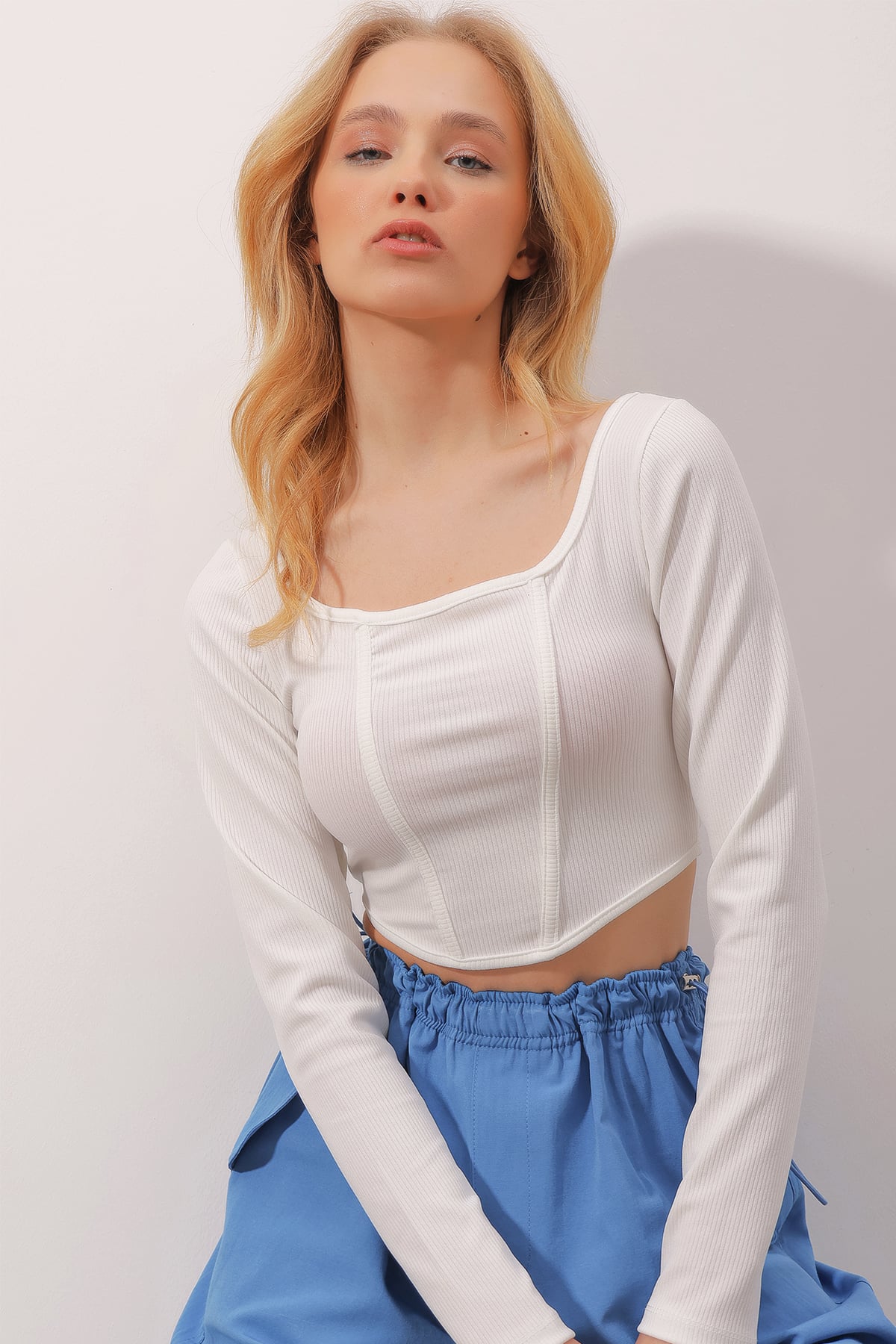Kare Yaka Dikiş Detaylı Crop Örme Bluz - Beyaz