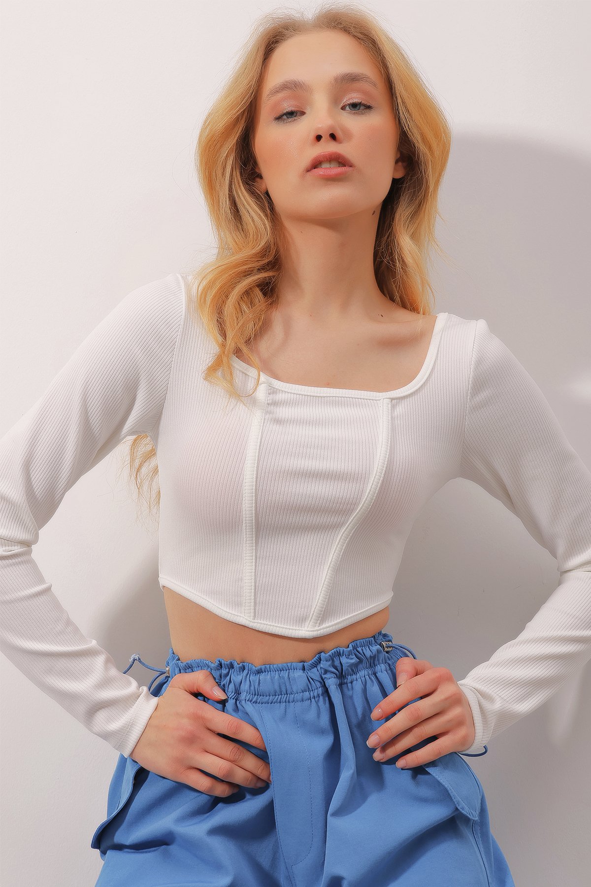 Kare Yaka Dikiş Detaylı Crop Örme Bluz - Beyaz