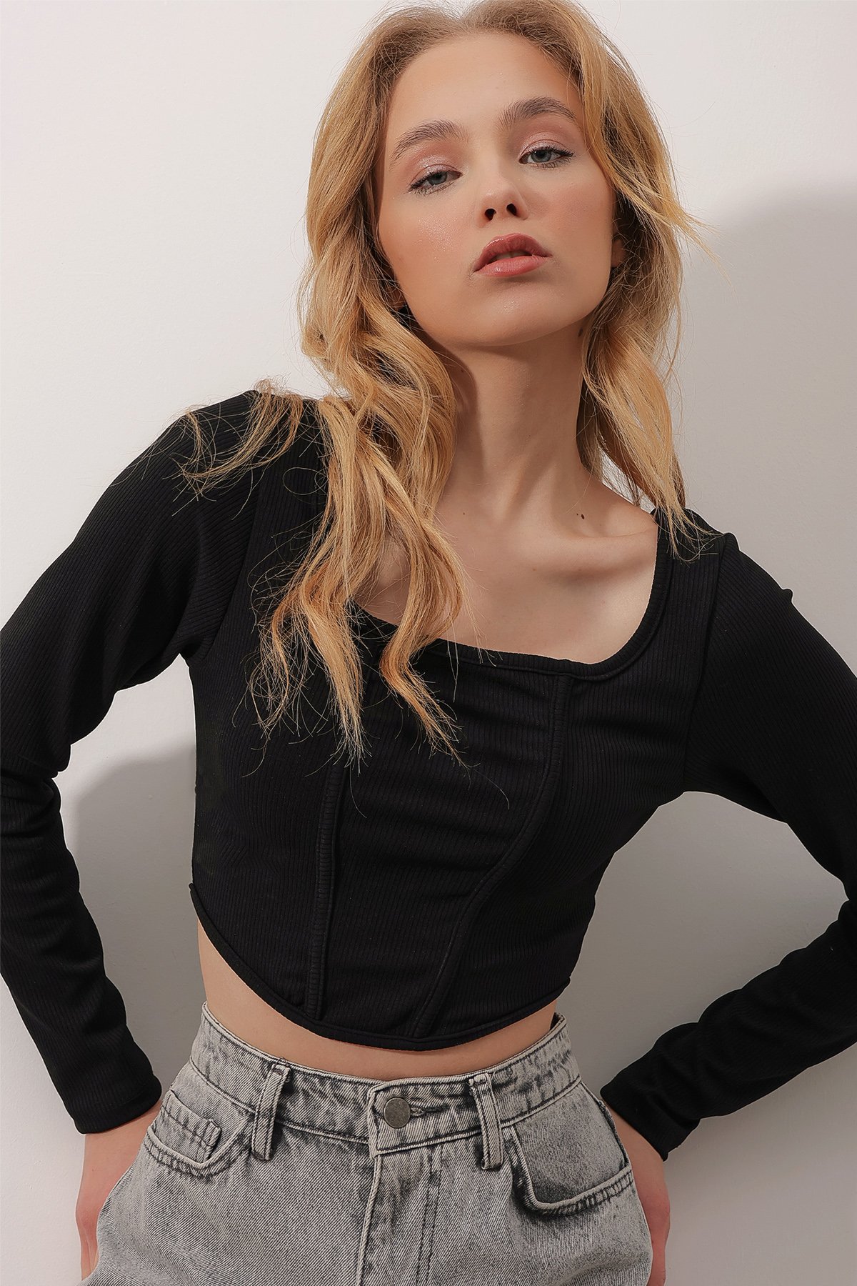 Kare Yaka Dikiş Detaylı Crop Örme Bluz - Siyah