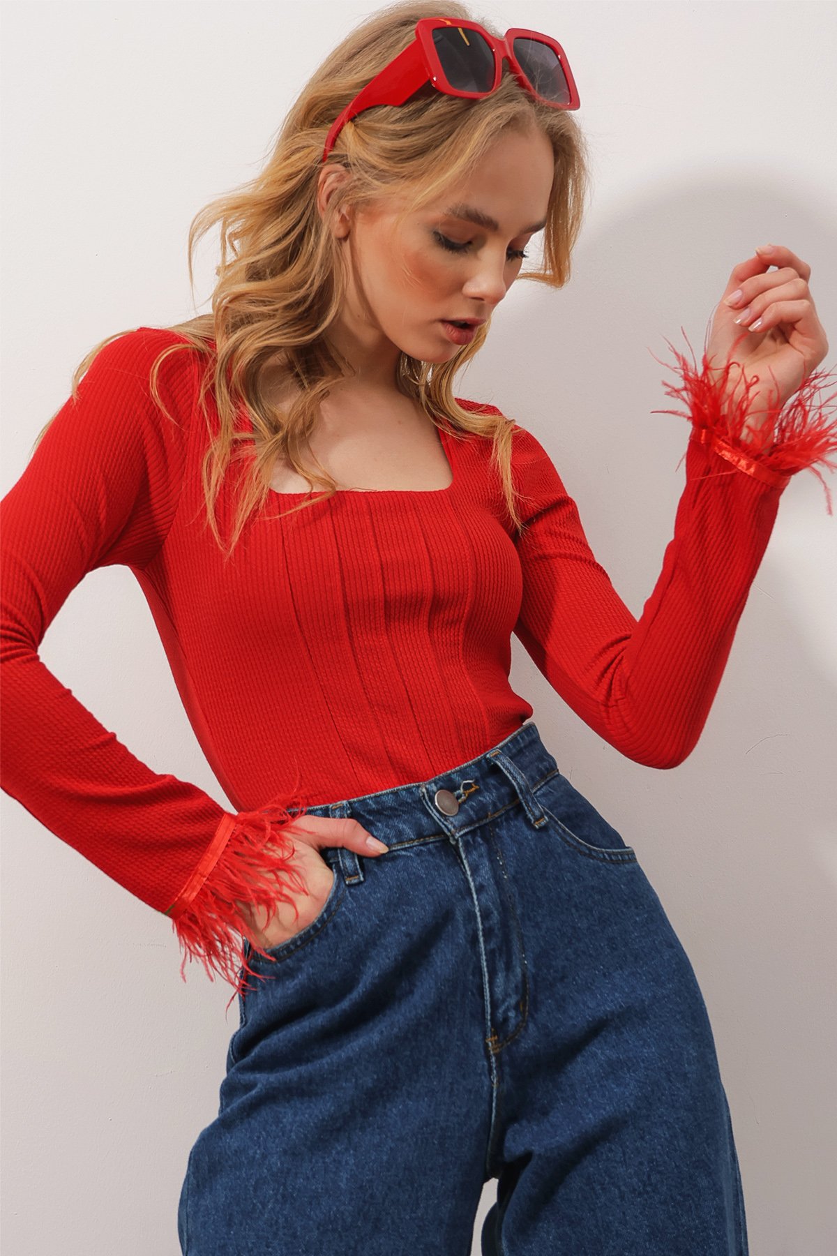 Kare Yaka Dikiş Detaylı Kolları Tütü Şeritli Crop Örme Bluz - Kırmızı