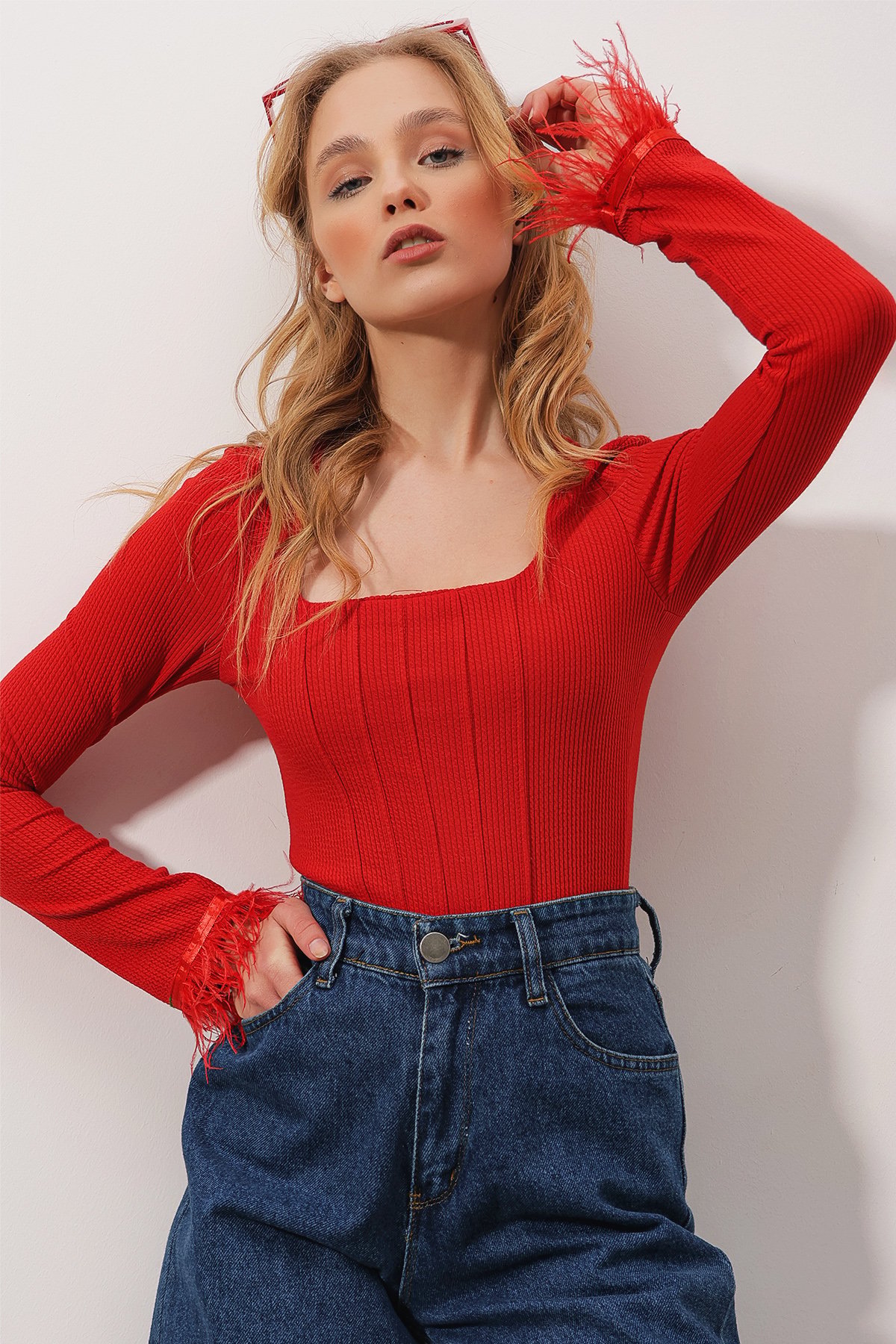 Kare Yaka Dikiş Detaylı Kolları Tütü Şeritli Crop Örme Bluz - Kırmızı