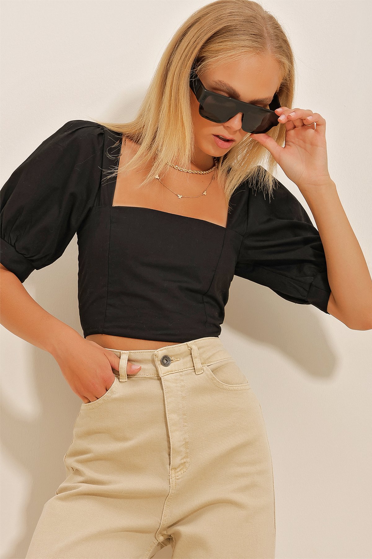Kare Yaka Karpuz Kol Sırtı Bağcıklı Poplin Crop Bluz - Siyah
