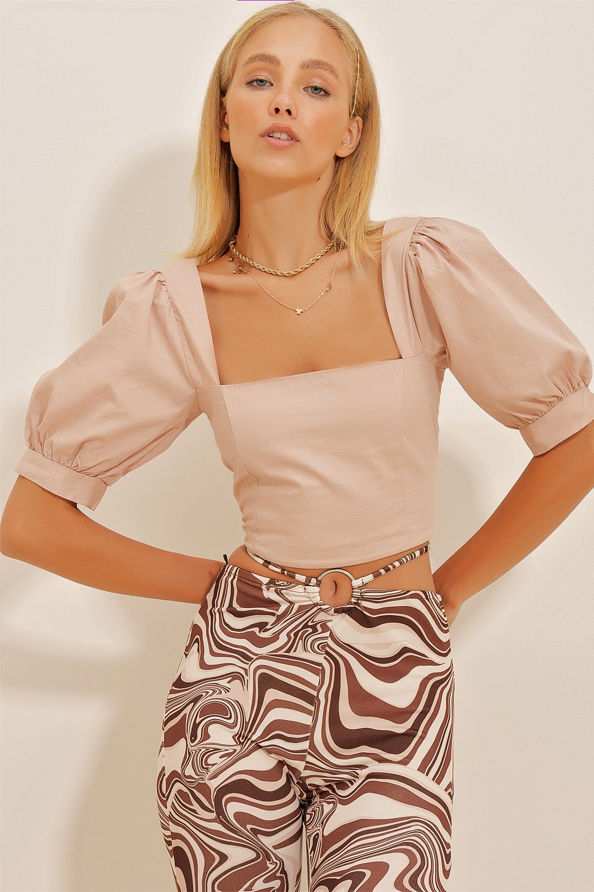 Kare Yaka Karpuz Kol Sırtı Bağcıklı Poplin Crop Bluz - Bej