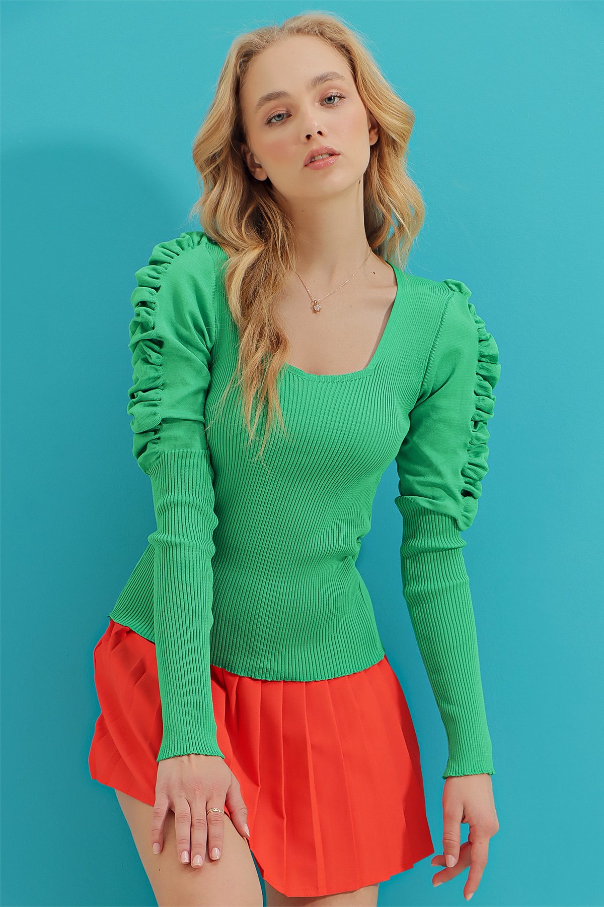 Kare Yaka Kolları Fırfırlı Sık Dokuma Triko Bluz - Zümrüt Yeşili