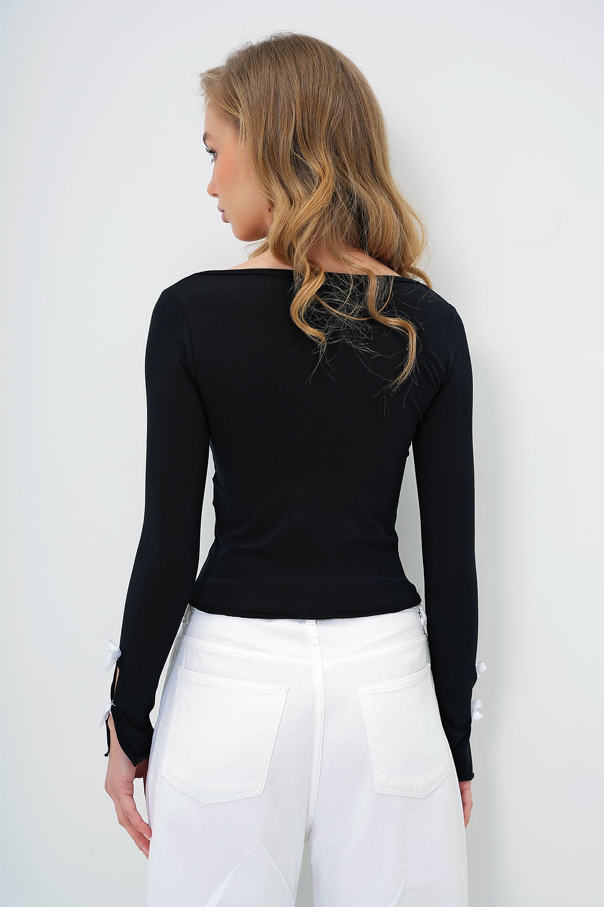KARE YAKA KOLLARI FİYONKLU CROP BLUZ - SİYAH