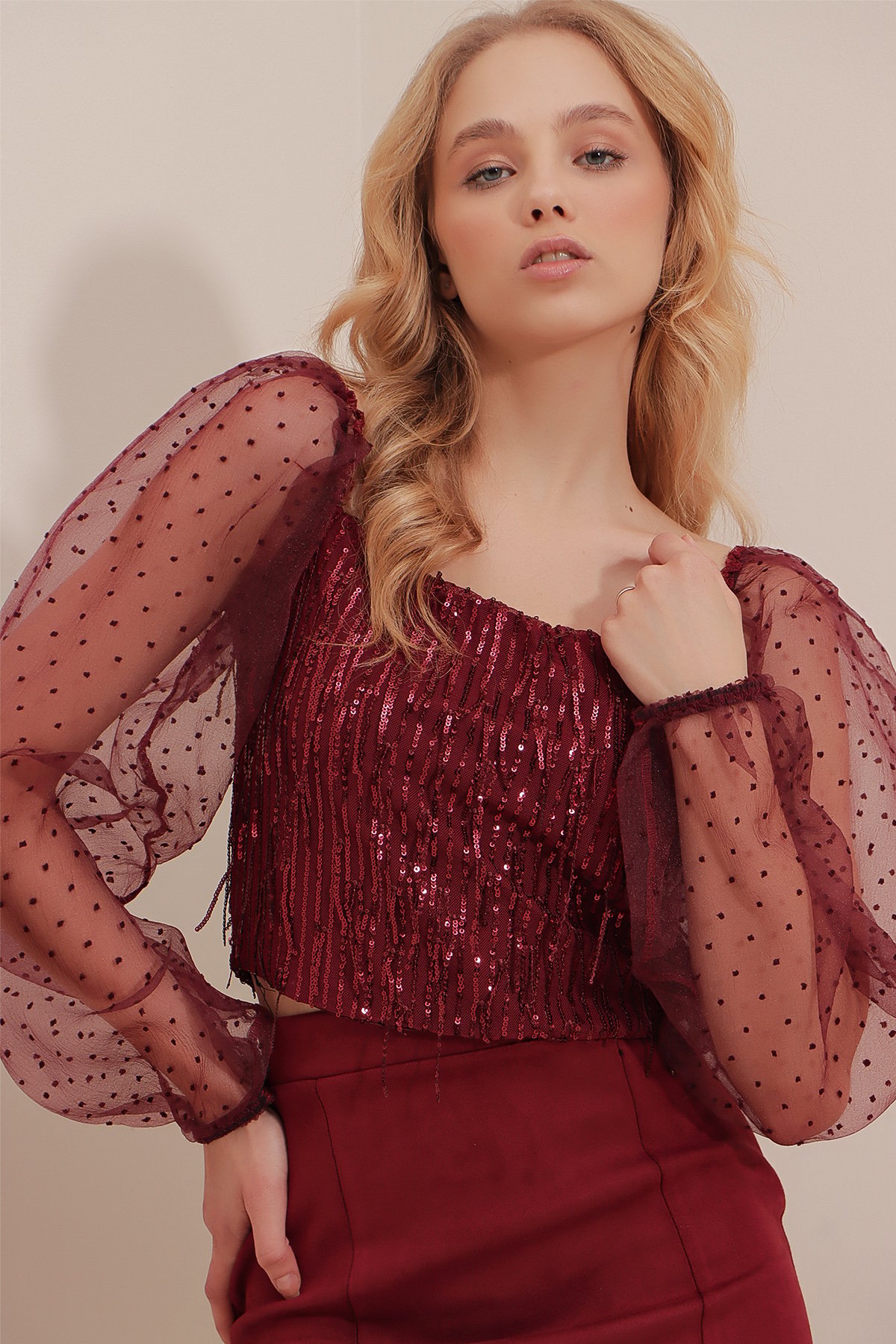 Kare Yaka Kolları Tül Detaylı İçi Astarlı Pul Payet Crop Bluz - Vişne
