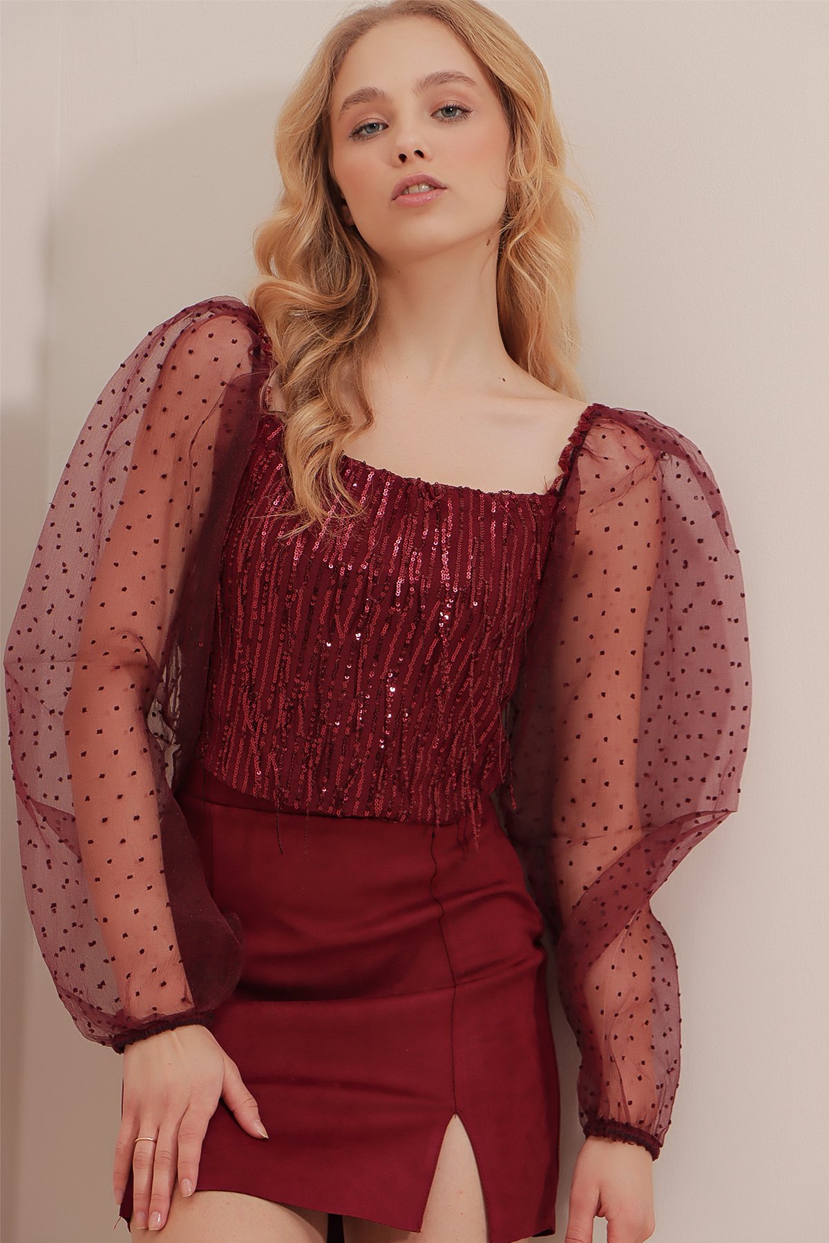 Kare Yaka Kolları Tül Detaylı İçi Astarlı Pul Payet Crop Bluz - Vişne