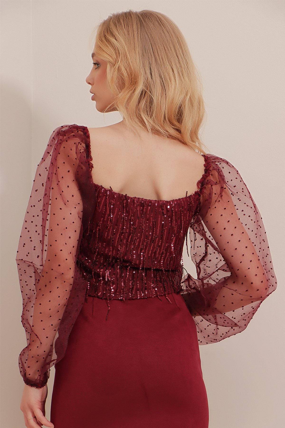 Kare Yaka Kolları Tül Detaylı İçi Astarlı Pul Payet Crop Bluz - Vişne