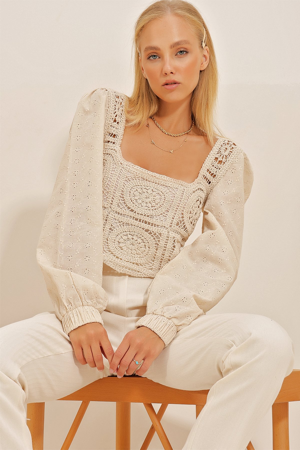 Kare Yaka Motif İşlemeli Fisto Kollu Crop Bluz - Krem