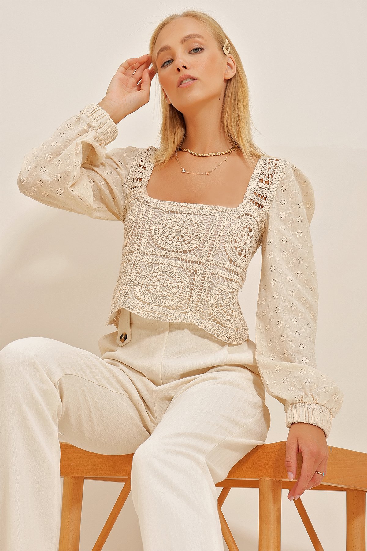 Kare Yaka Motif İşlemeli Fisto Kollu Crop Bluz - Krem