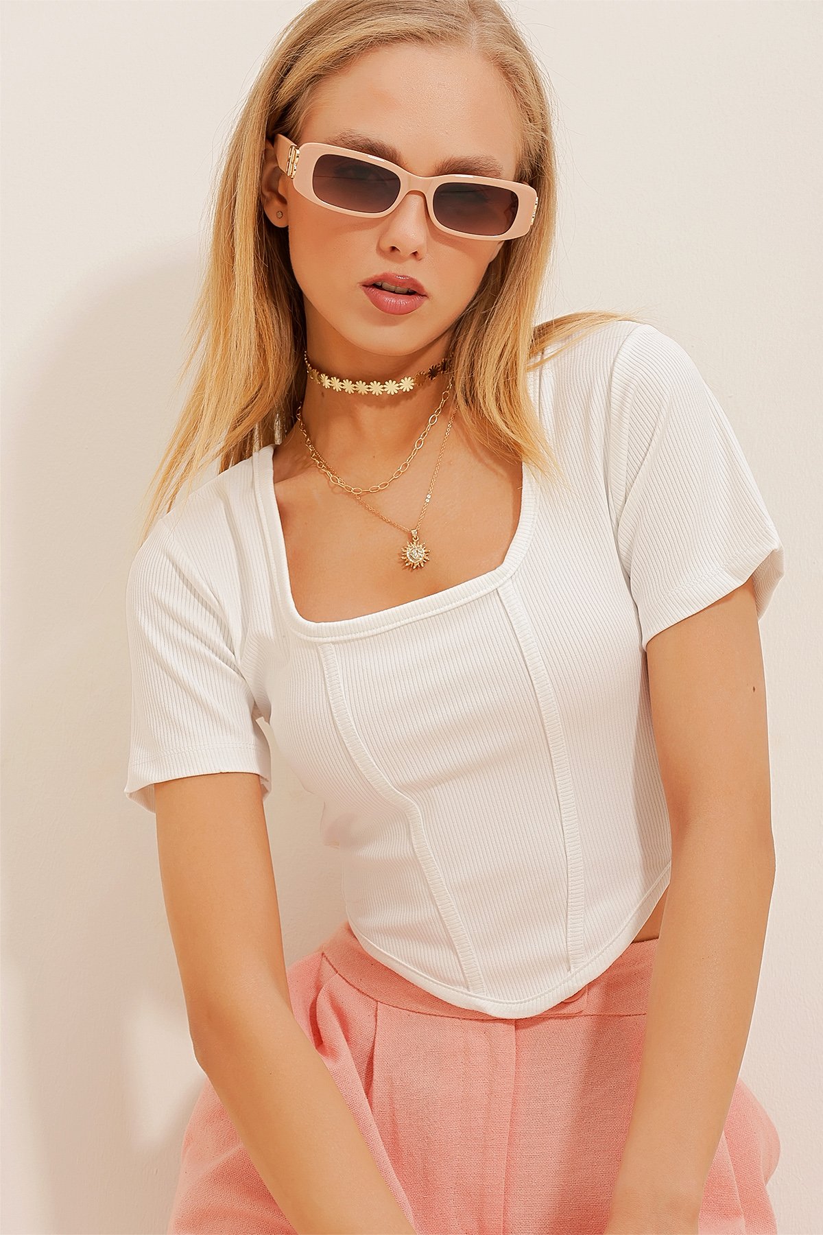 Kare Yaka Önü Dikişli Crop Örme Bluz - Beyaz