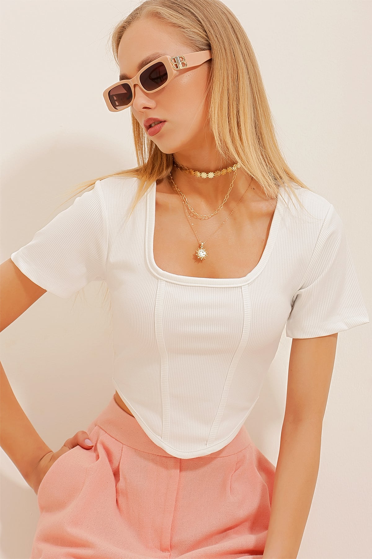 Kare Yaka Önü Dikişli Crop Örme Bluz - Beyaz