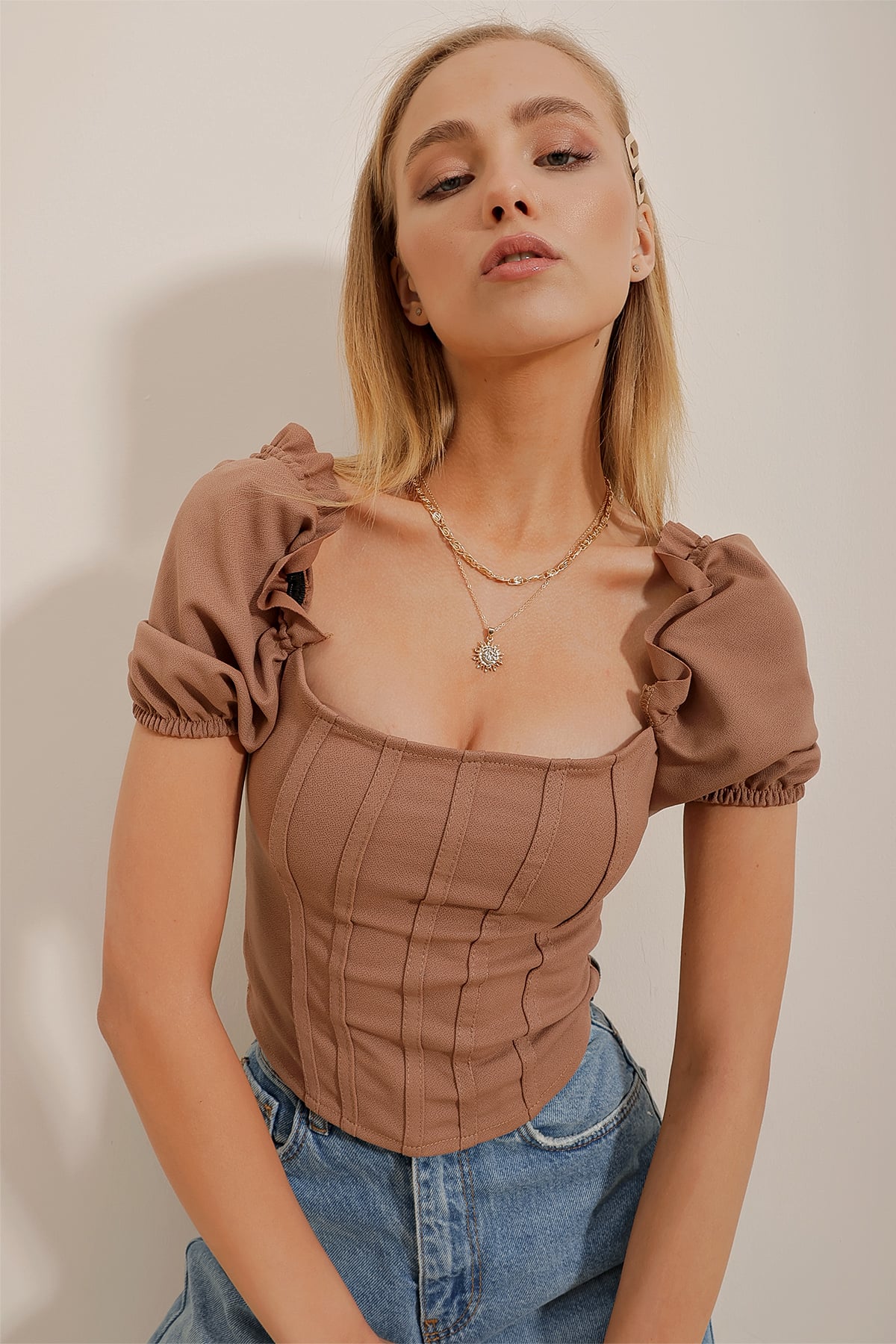 Kare Yaka Önü Dikişli Karpuz Kol Crop Bluz - Karamel
