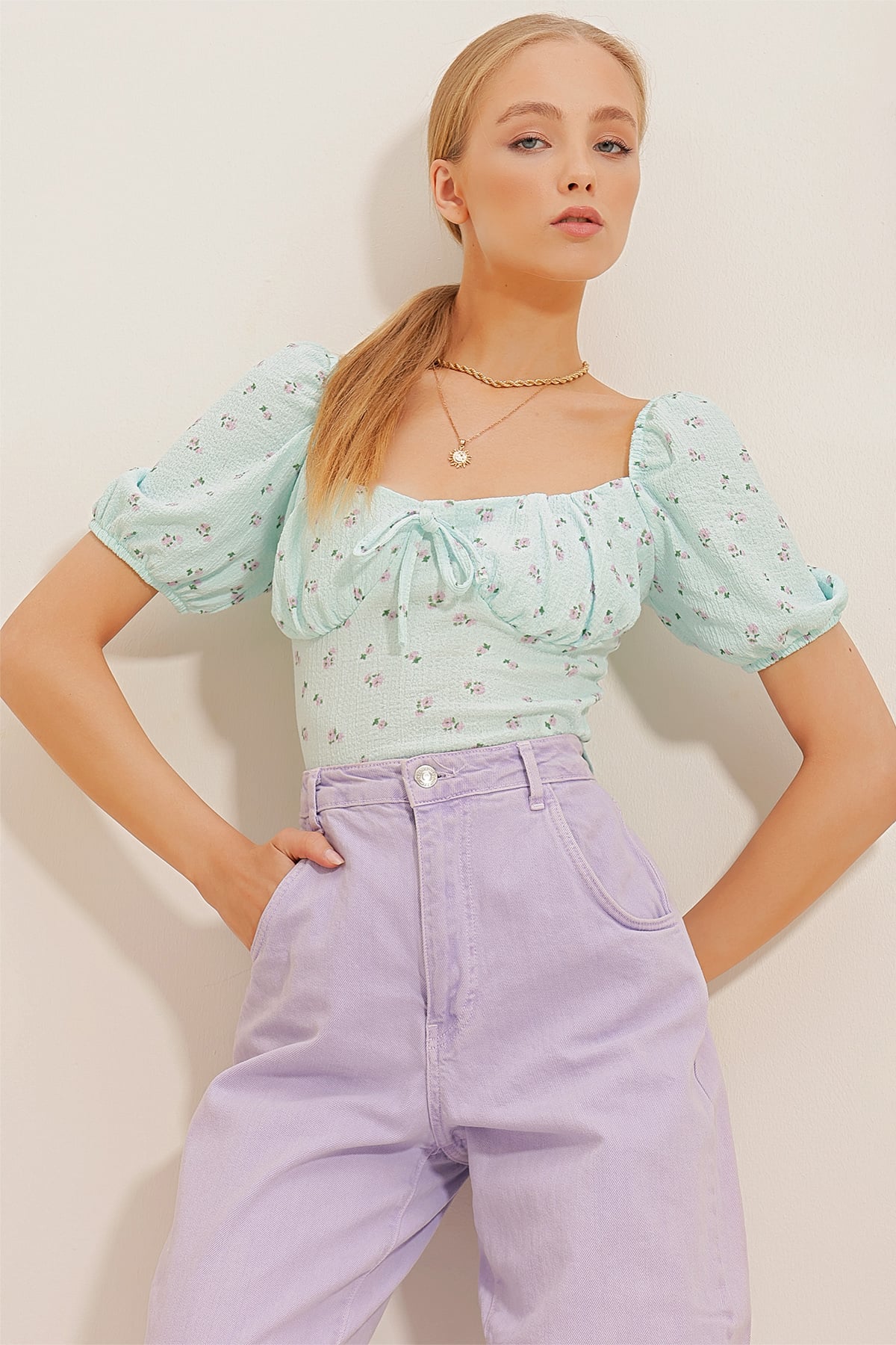 Karpuz Kol Çiçek Desenli Krinkıl Crop Bluz - Mavi