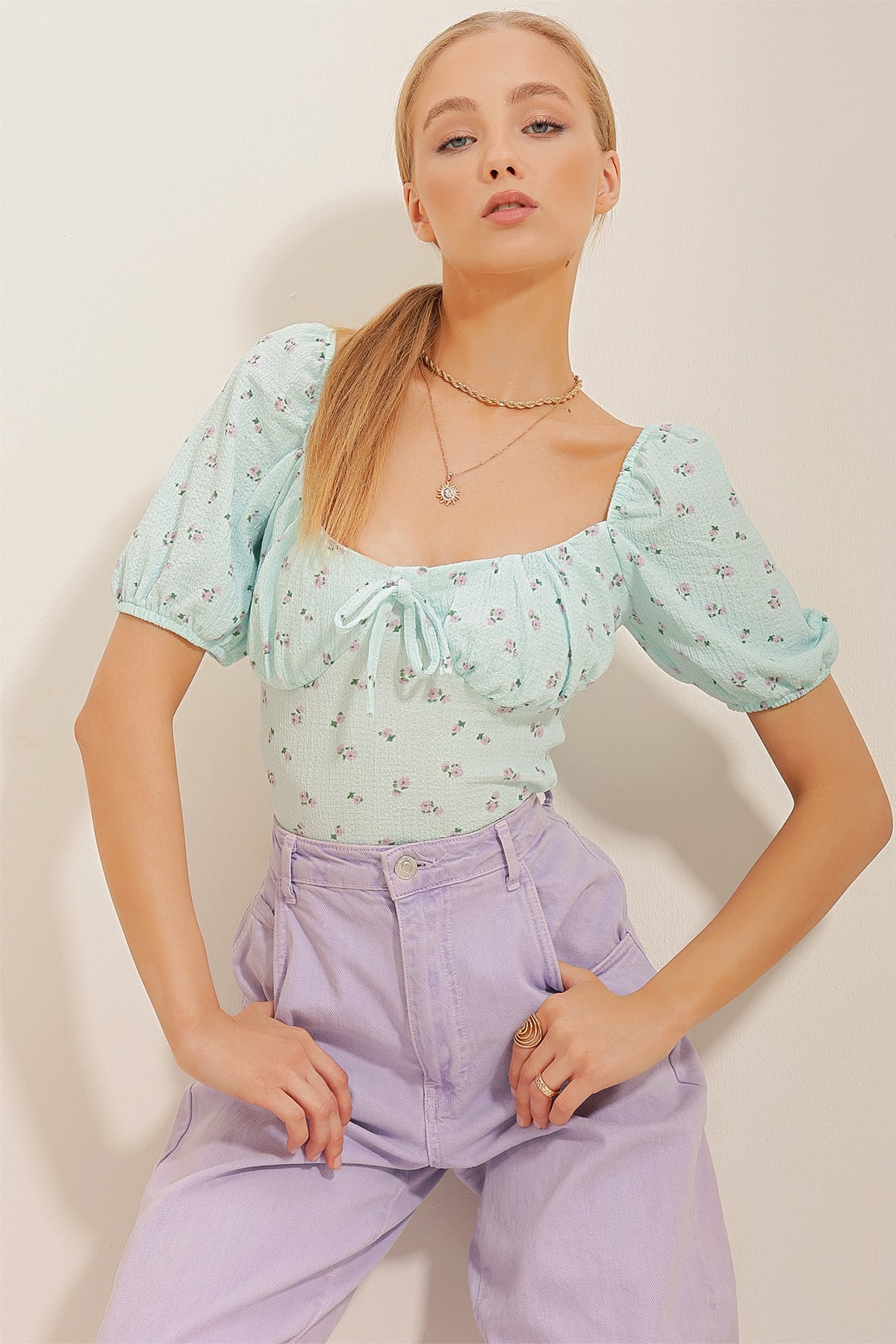 Karpuz Kol Çiçek Desenli Krinkıl Crop Bluz - Mavi