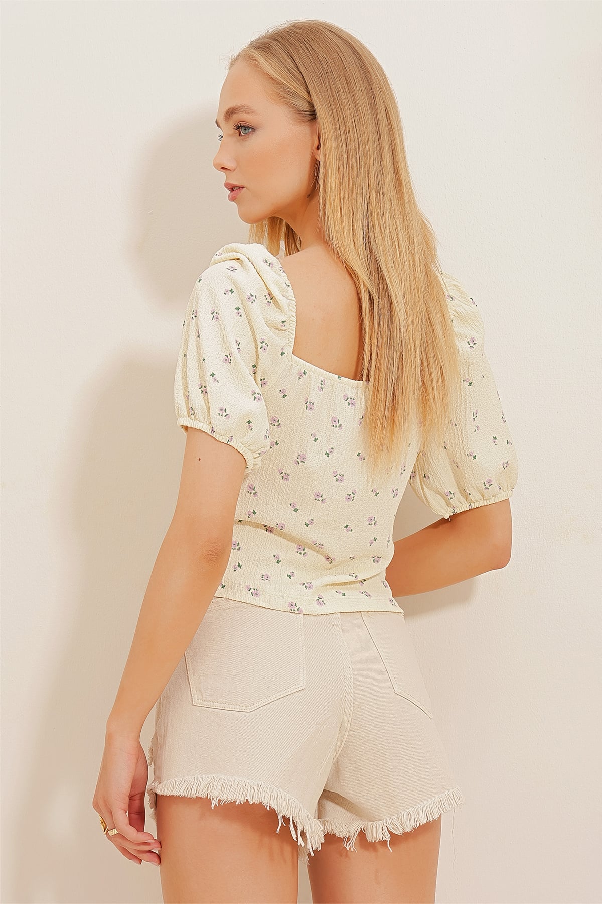Karpuz Kol Çiçek Desenli Krinkıl Crop Bluz - Vanilya