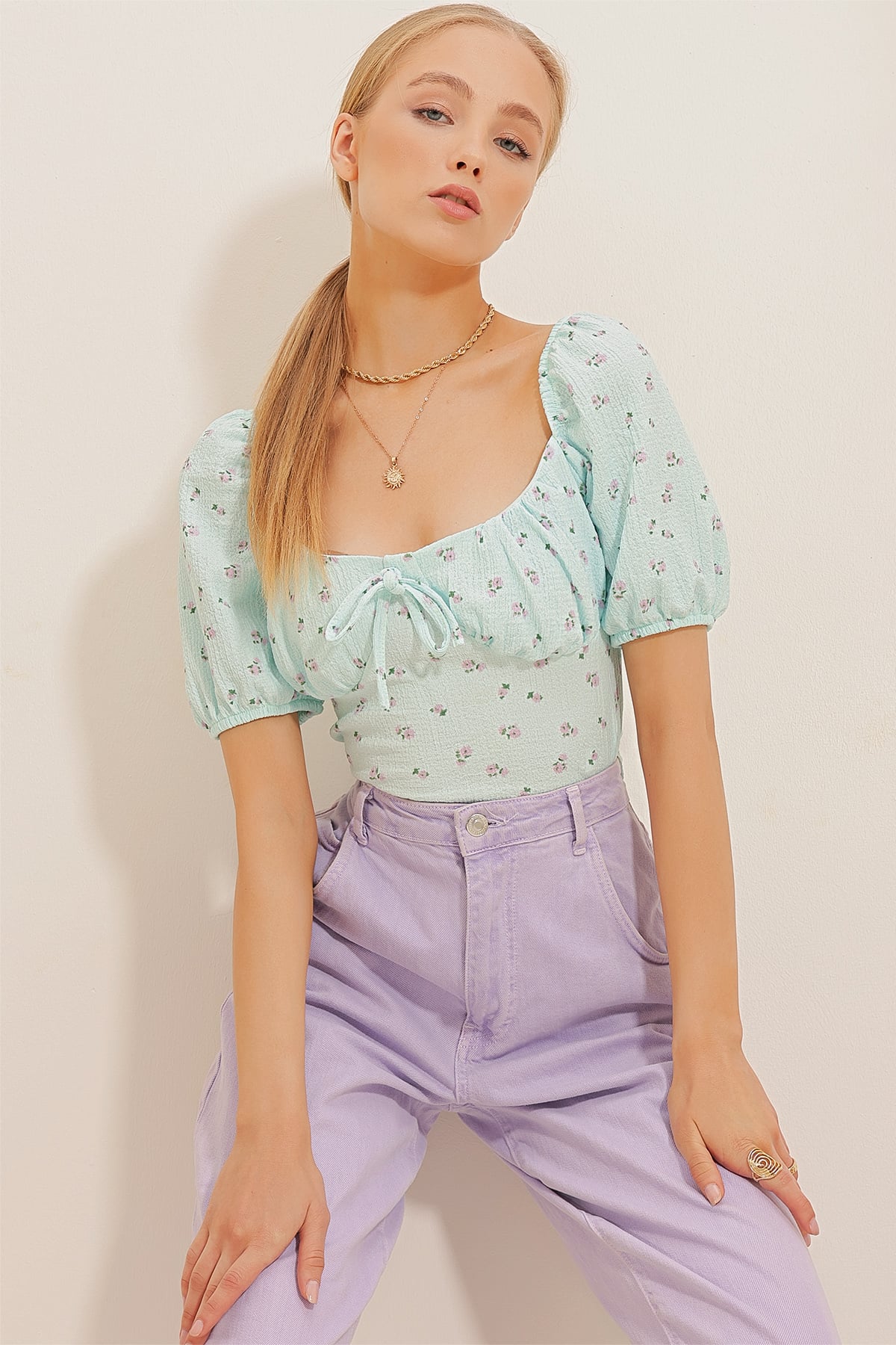 Karpuz Kol Çiçek Desenli Krinkıl Crop Bluz - Mavi