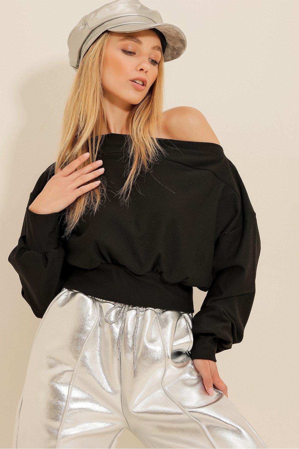 Kayık Yaka Kendinden Dokulu Crop Sweatshirt - Siyah