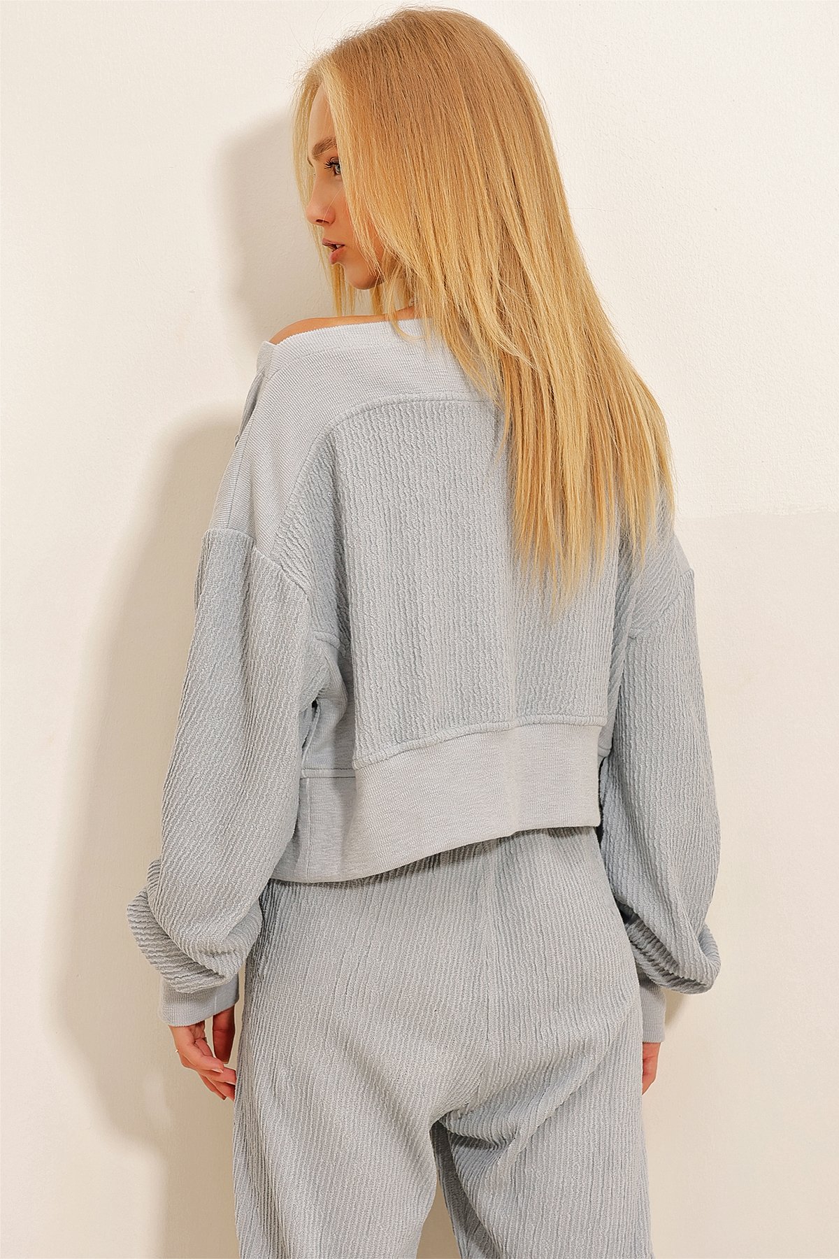 Kayık Yaka Kendinden Dokulu Crop Sweatshirt - Gri-Mavi