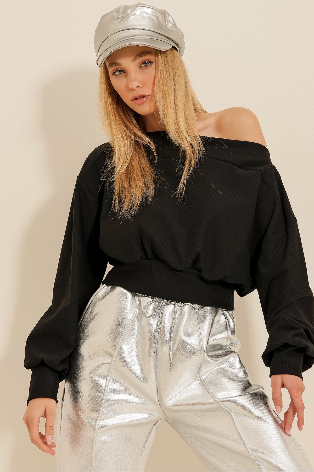 Kayık Yaka Kendinden Dokulu Crop Sweatshirt - Siyah