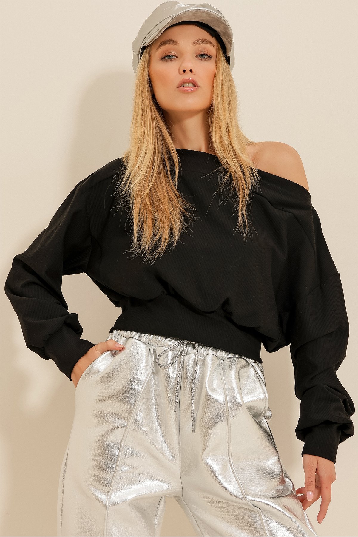 Kayık Yaka Kendinden Dokulu Crop Sweatshirt - Siyah