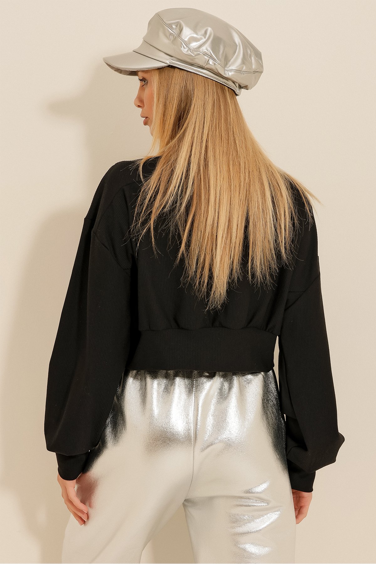 Kayık Yaka Kendinden Dokulu Crop Sweatshirt - Siyah