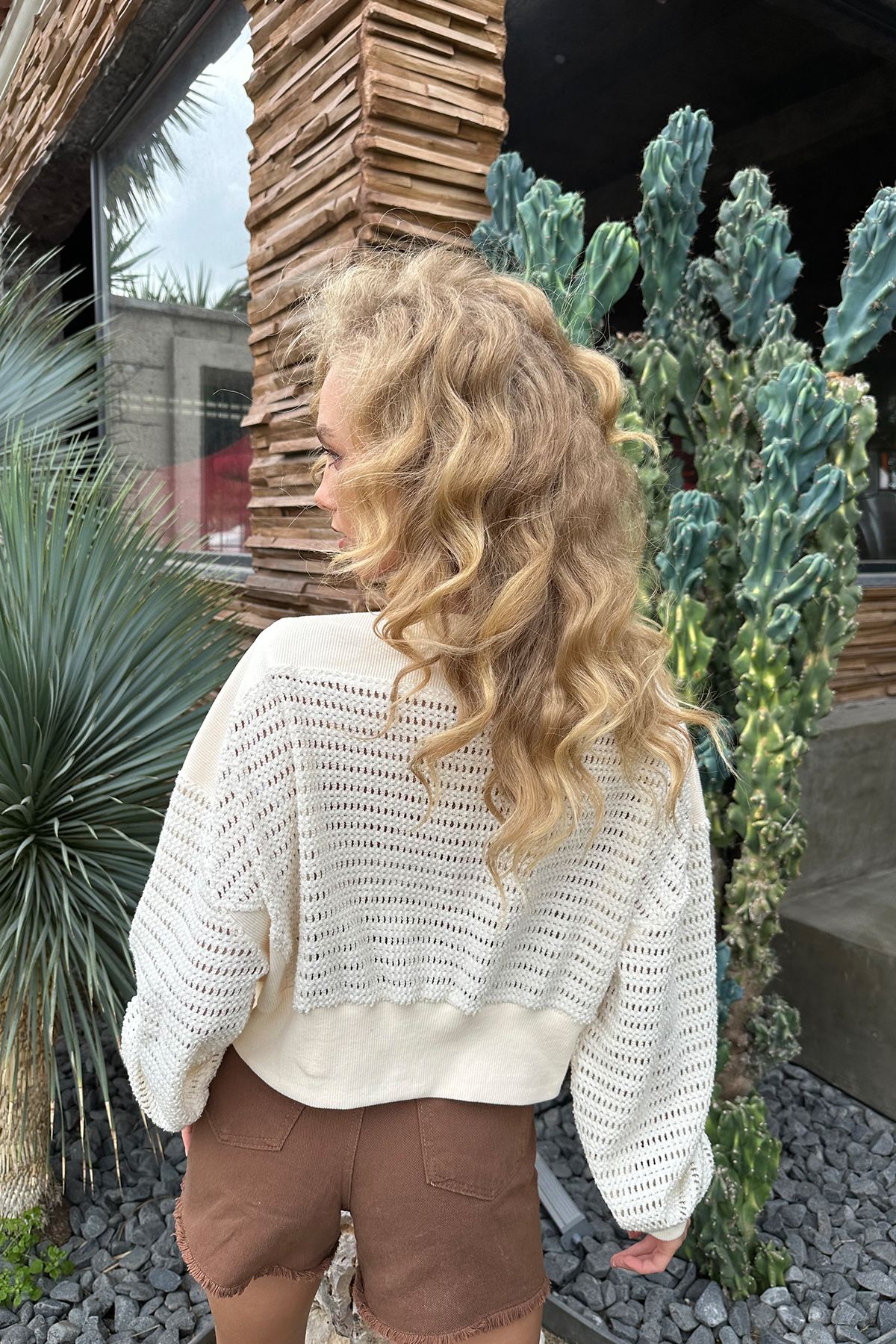 Kayık Yaka Kendinden Dokulu Crop Sweatshirt - Ekru