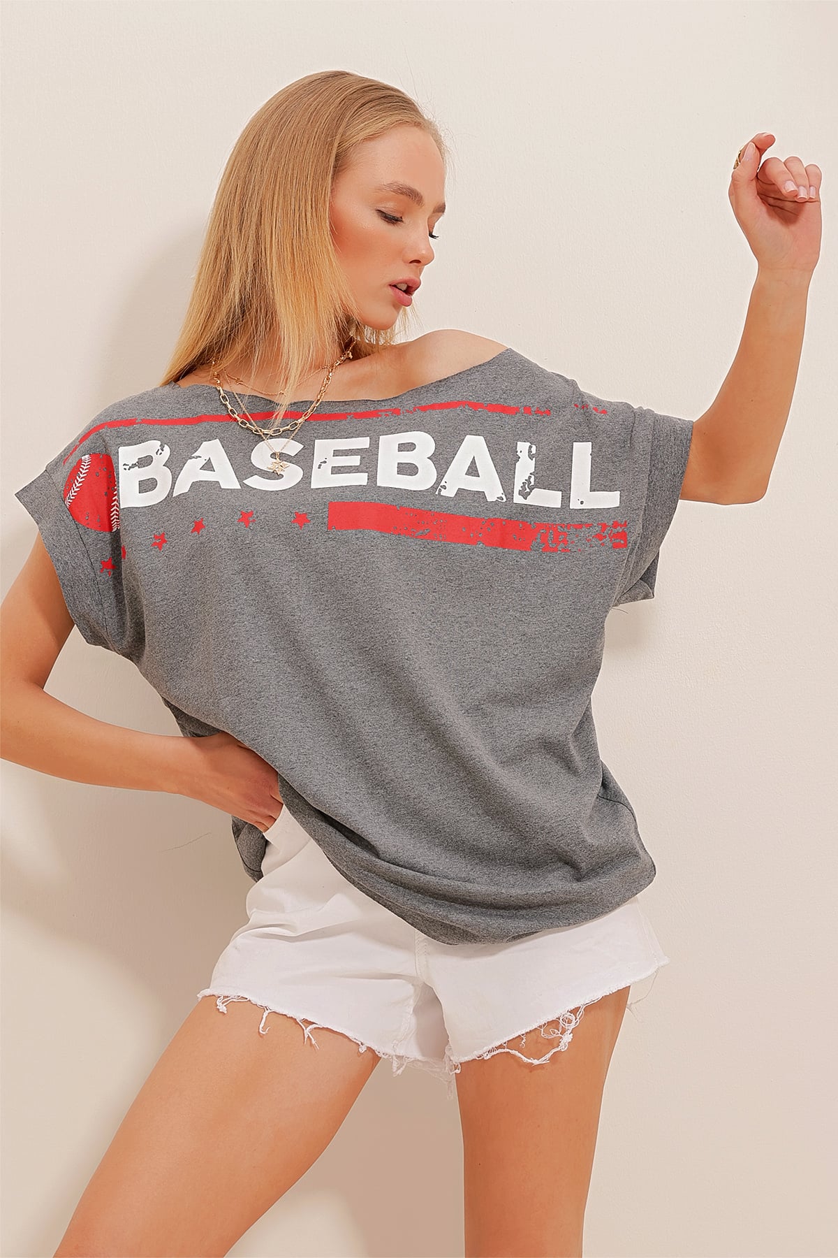 Kayık Yaka Yıkamalı Baskılı Oversize T-Shirt - Antrasit
