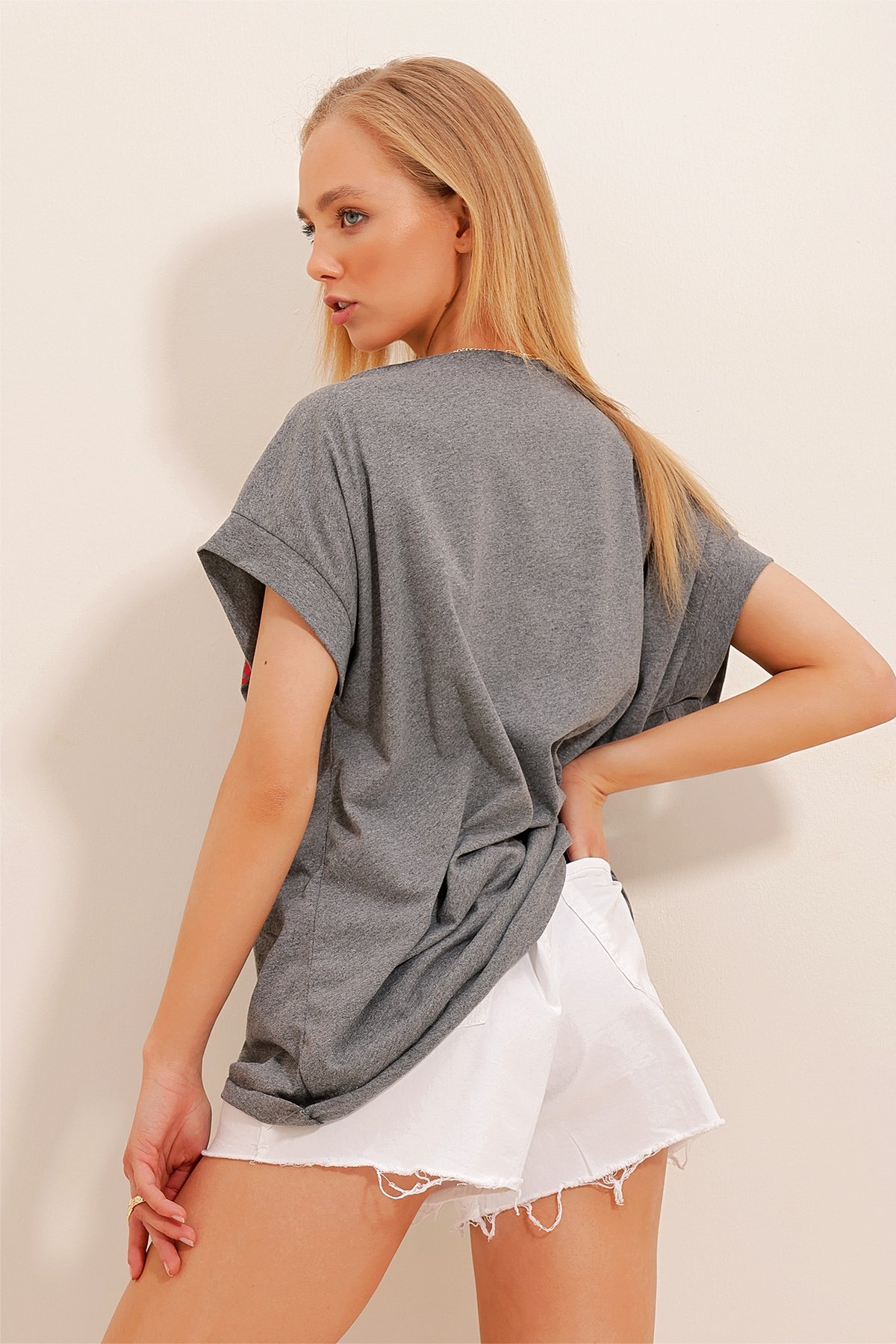 Kayık Yaka Yıkamalı Baskılı Oversize T-Shirt - Antrasit