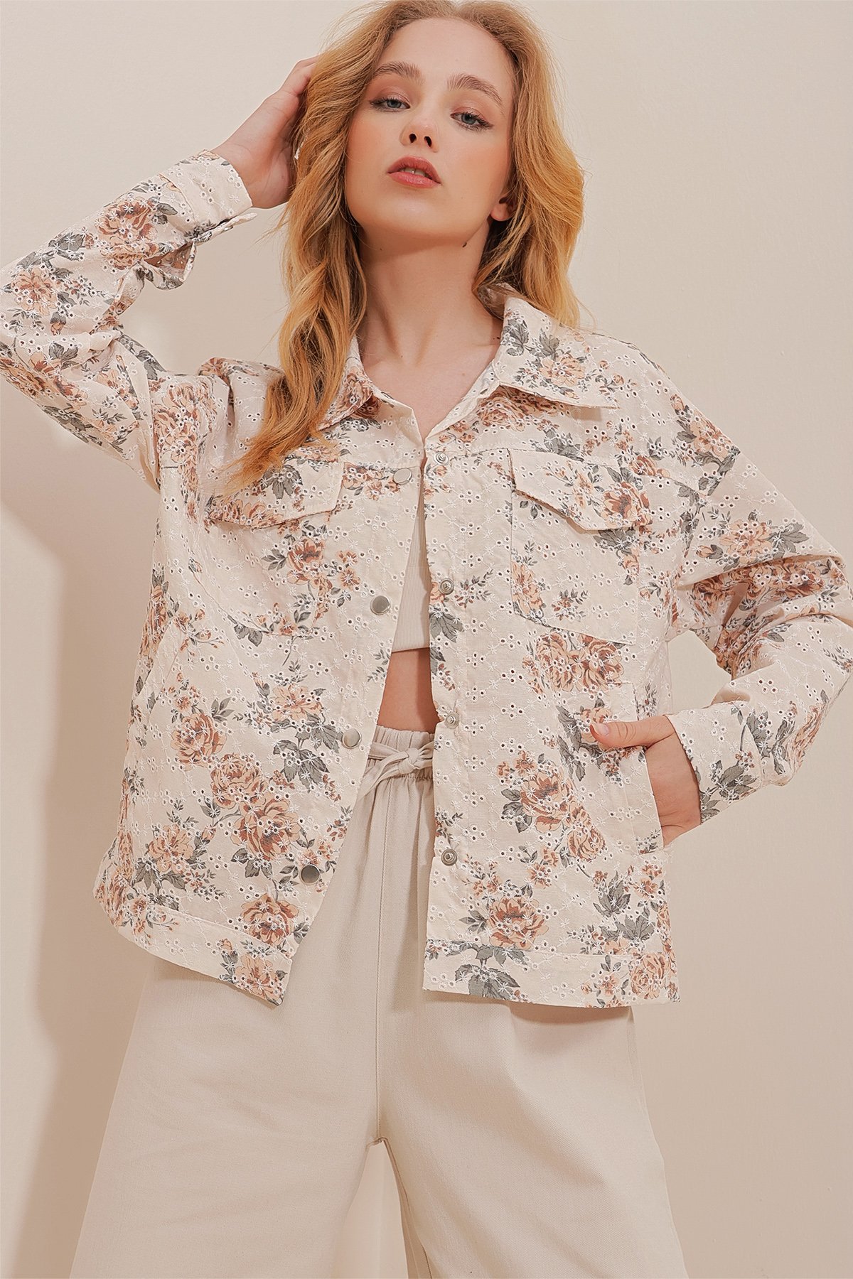 Kendinden Desenli Fisto Crop Ceket - BEJ
