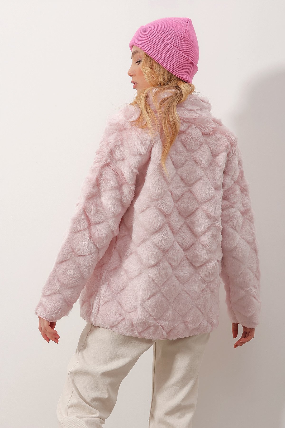 Kendinden Motifli Önü Fermuarlı Astarsız Peluş Suni Kürk - Pembe