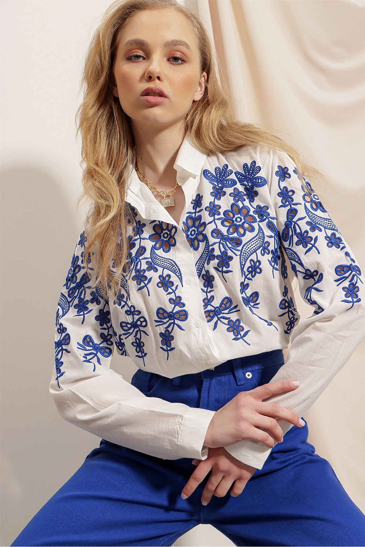 Klasik Yaka Önü Ve Kolları Nakış İşlemeli Poplin Gömlek - Saks