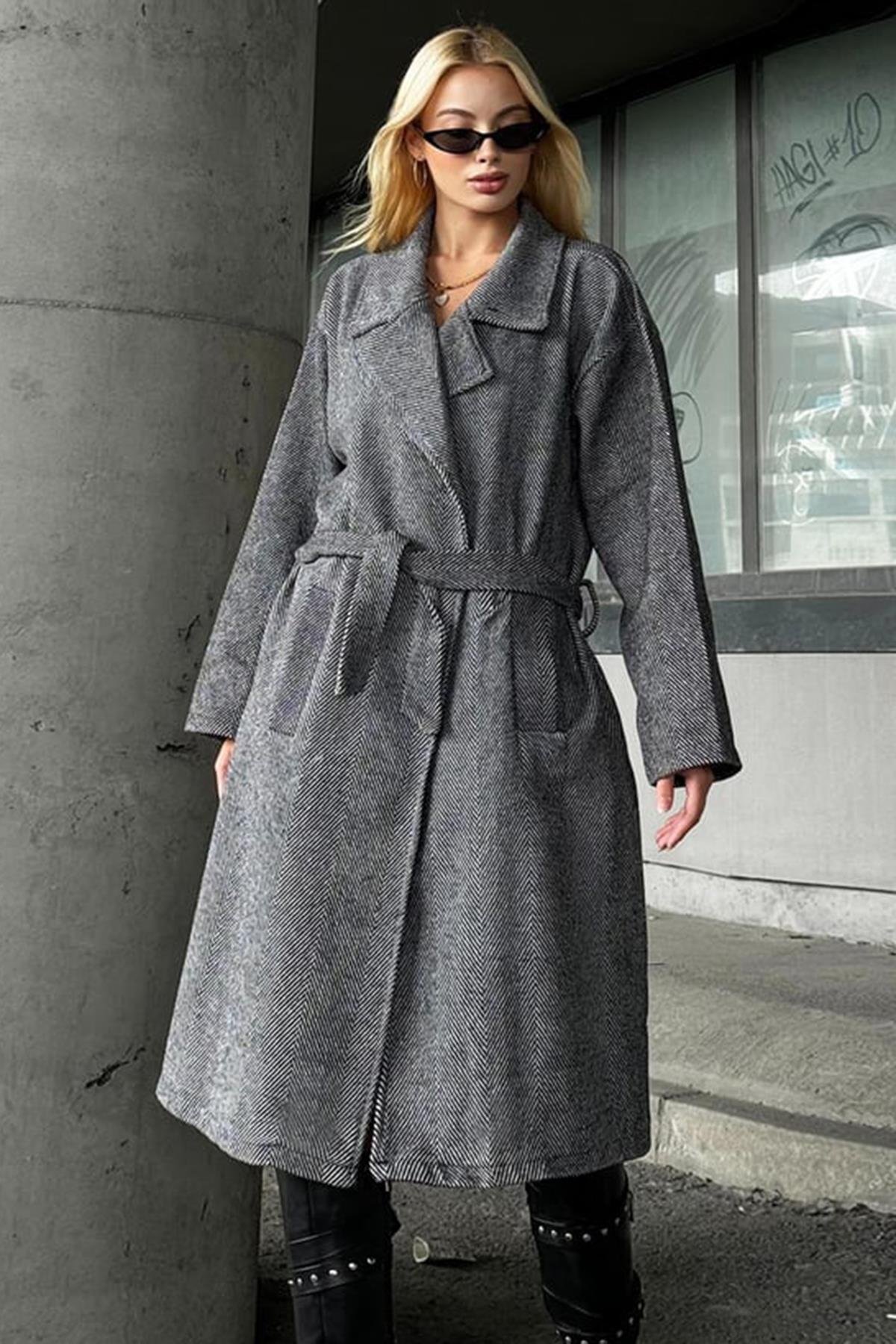 Kruvaze Beli Kemerli Balık Sırtı Desenli Kaşe Palto - Siyah