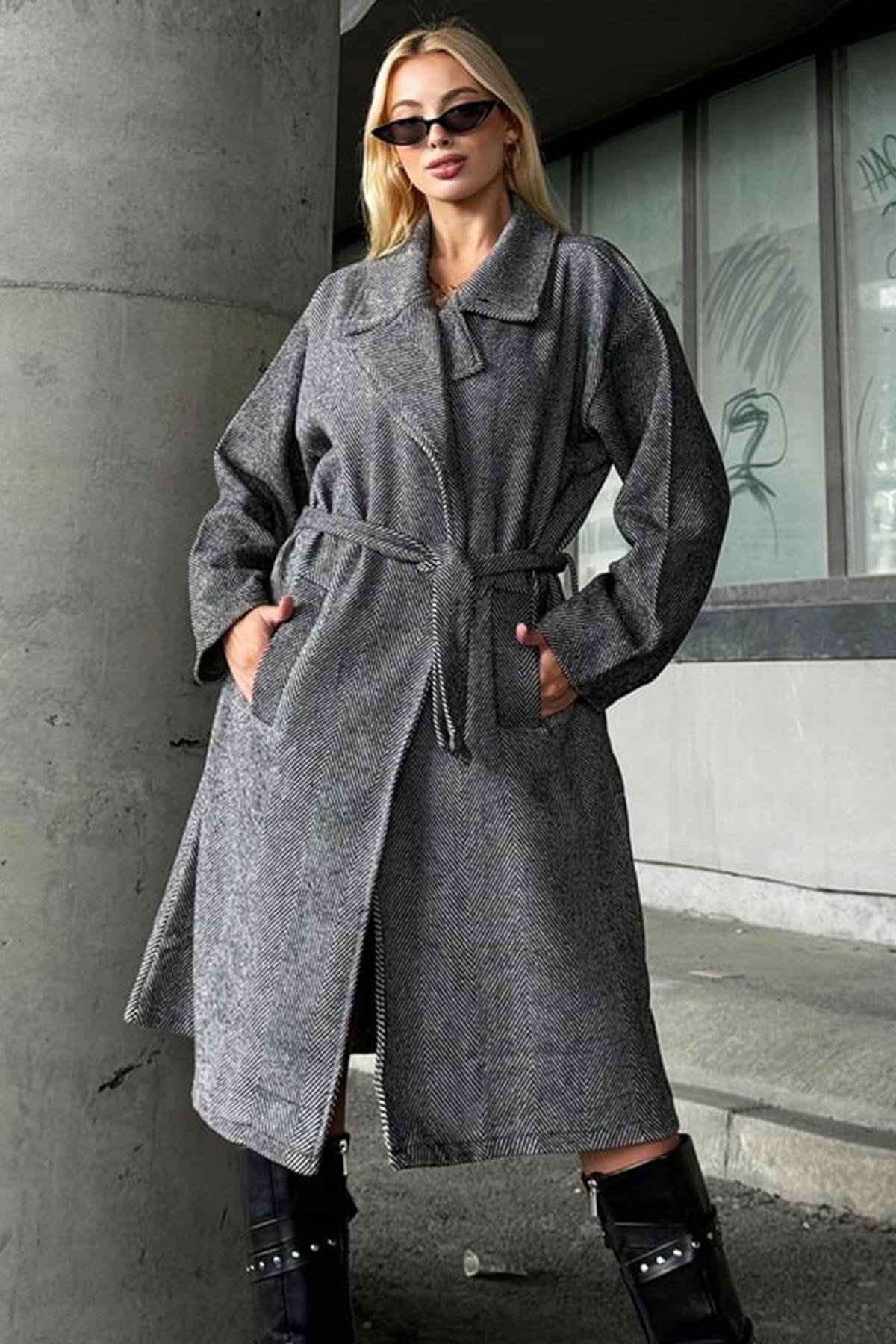 Kruvaze Beli Kemerli Balık Sırtı Desenli Kaşe Palto - Siyah