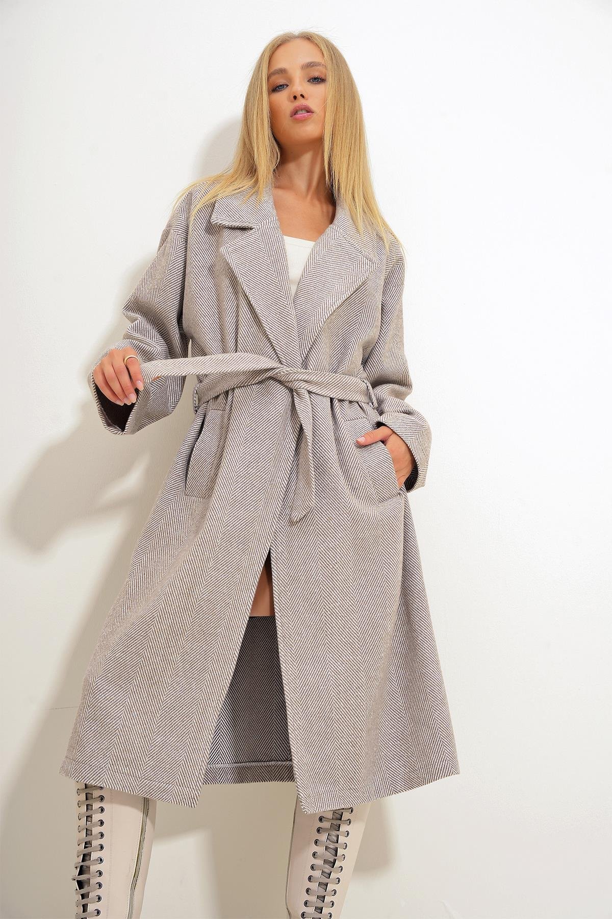 Kruvaze Beli Kemerli Balık Sırtı Desenli Kaşe Palto - Bej