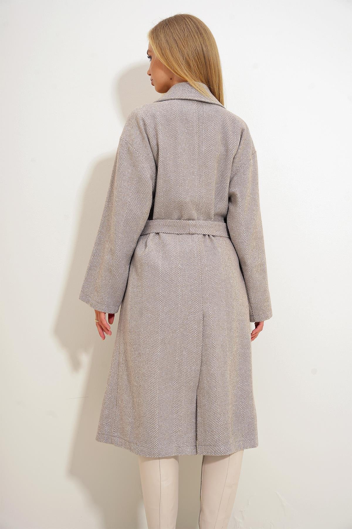 Kruvaze Beli Kemerli Balık Sırtı Desenli Kaşe Palto - Bej