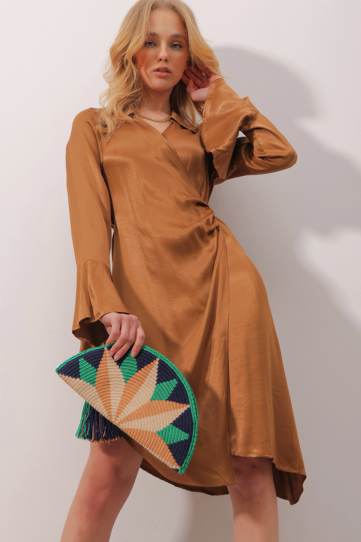 Kruvaze Yaka Bağlamalı Kolları Volanlı Saten Elbise - CAMEL