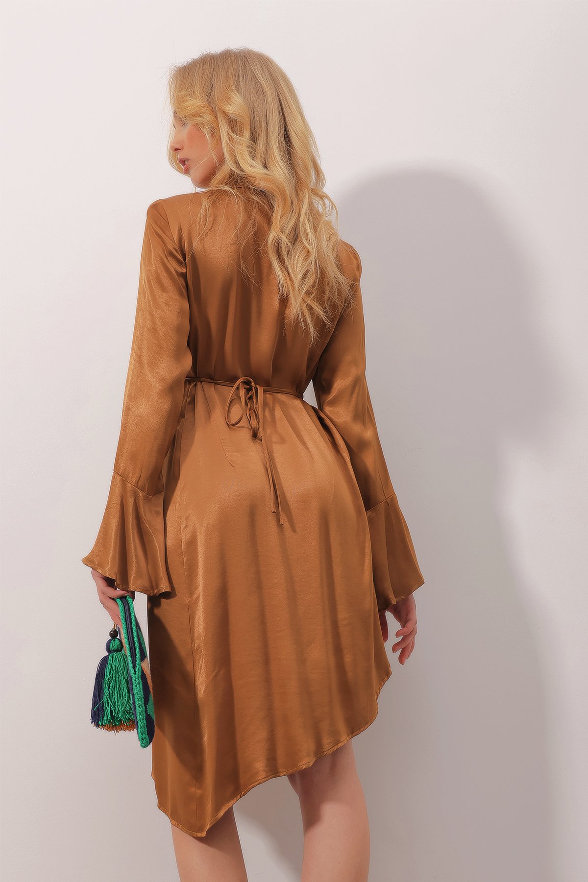 Kruvaze Yaka Bağlamalı Kolları Volanlı Saten Elbise - CAMEL