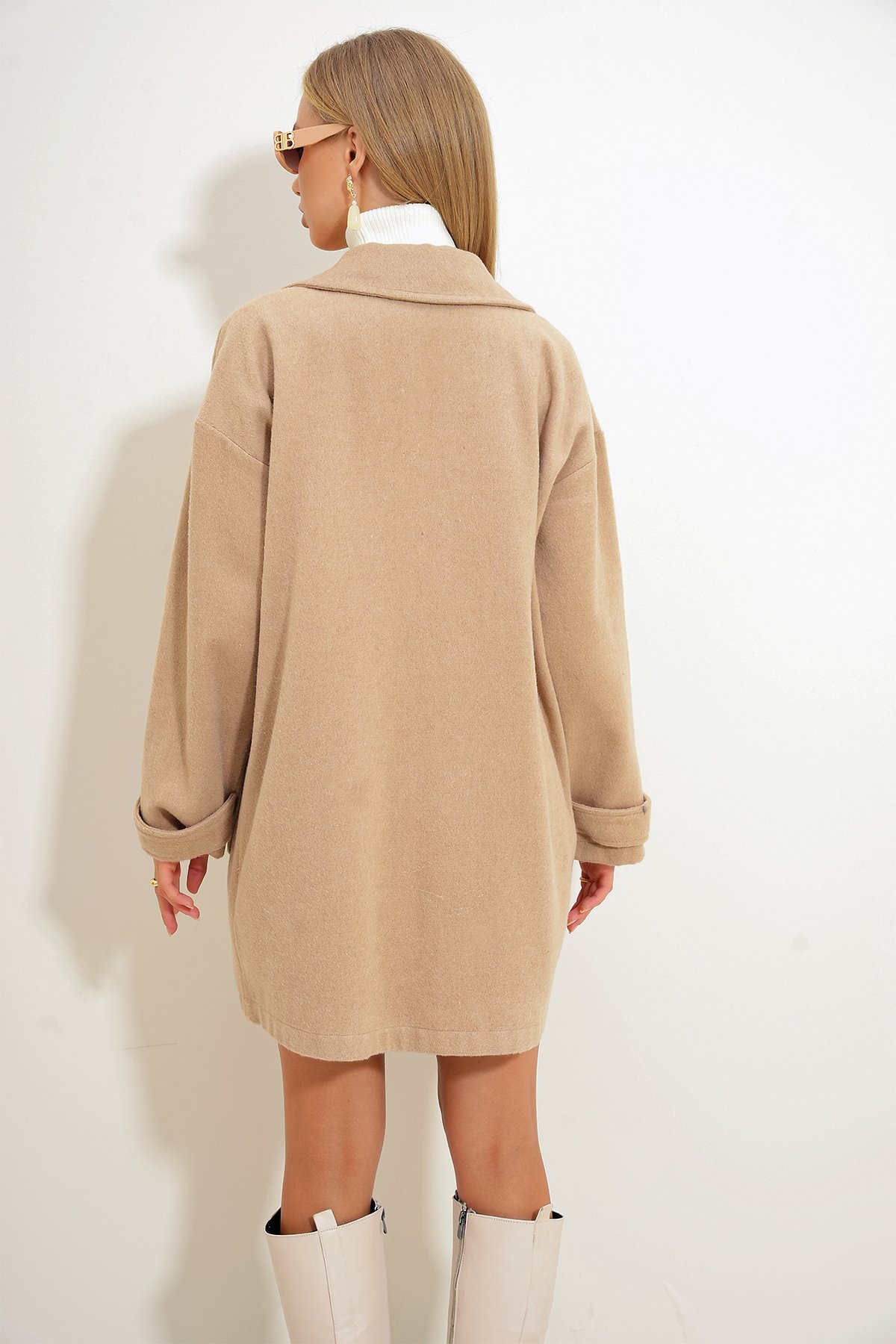 Kruvaze Yaka Çift Cepli Manşetli Oversize Kaşe Kaban - Camel